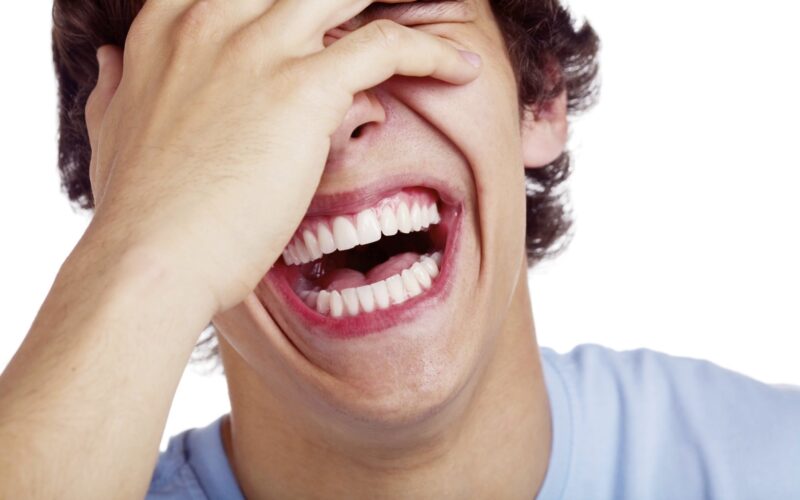 الضحك.. له 6 فوائد و4 أضرار منها حدوث الموت المفاجئ