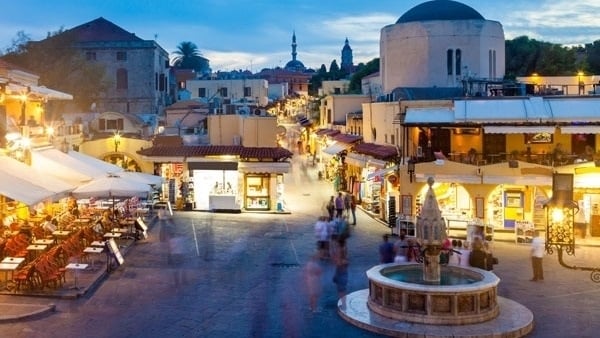 رمضان في اليونان.. إطلاق المدفع ثلاث مرات.. وتوزيع الإمساكيات كإعلانات