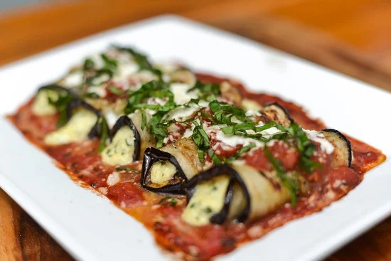 لفائف الباذنجان بالإسباجتي أكلة سهلة ومغذية.. تعرف على طريقتها