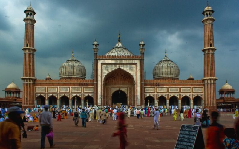 رمضان في الهند.. حلقات ذكر في المساجد..وتوديع الشهر بتنظيف الشوارع